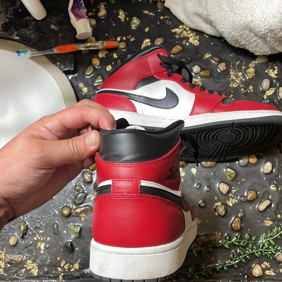 Air Jordan 1 mid Chicago black toe comes with original box make an offer - Picture 6 of 7